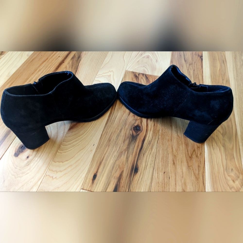Black Suede Booties Andre Assous East Size 9.5 B Great Condition - Picture 5 of 7